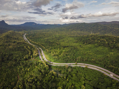 泰国绿色森林和乡村农村道路的俯视图。 上面的风景。 无人机的空中照片。