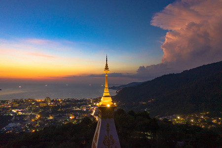 泰国普吉岛帕通山顶Thepnimit寺的PhraPhanom皇冠上的鸟瞰灯光