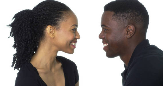 快乐的年轻黑人夫妇互相看着对方微笑