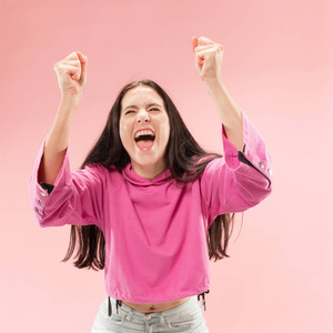 赢得成功的女人快乐的狂喜庆祝成为赢家。女性模型的动态能量图像