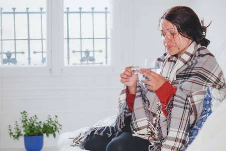 流感及发烧感冒妇女在家吃药图片