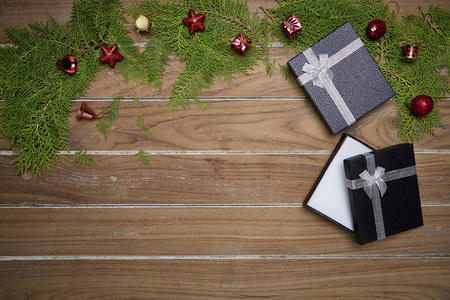 圣诞装饰2019礼盒和松树枝在乡村木制背景下，为节日概念，新年快乐和圣诞节假期。 顶部视图和平躺复制空间的文本