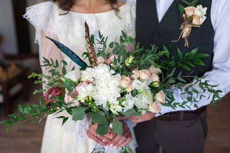婚礼花束，包括红桃玫瑰山谷百合迷你玫瑰桉树沙比奥沙和常春藤