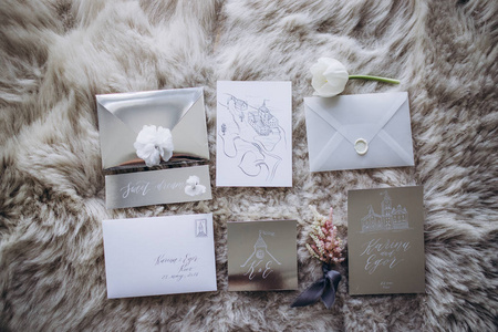 收集的信封或白色，婚礼邀请卡设计概念上孤立的邀请