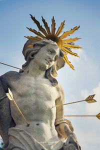 圣塞巴斯蒂安用箭射中烈士雕像玛丽安鼠疫柱圣罗萨利亚维拉德修道院，捷克共和国，晴天，蓝天