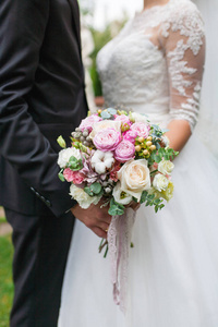 婚礼花束，包括红桃玫瑰山谷百合迷你玫瑰桉树沙比奥沙和常春藤