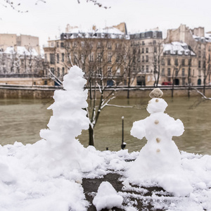 巴黎下着雪和洪水，雪人在塞纳河畔，美丽的建筑立面在冬天