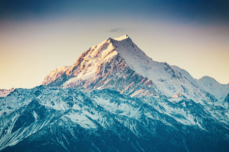 雪山山。 日落时在MT做饭高峰。 烹饪国家公园，壮丽的崎岖山，冰雪覆盖新西兰南岛