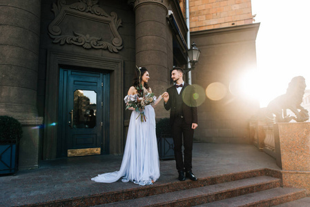 白种人幸福浪漫的年轻夫妇庆祝他们的婚姻，并在欧洲城市散步。婚礼的概念。美丽的阳光