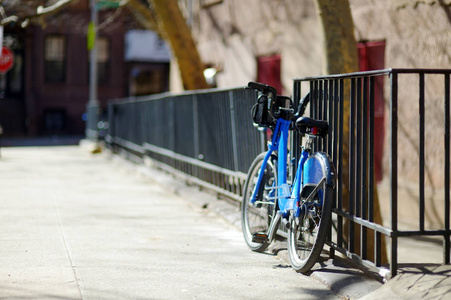 纽约市围栏留下的出租自行车