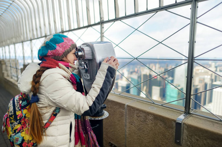 纽约市帝国大厦观景台年轻女游客