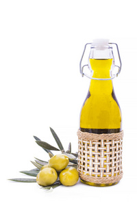 一瓶特级初榨橄榄油和橄榄分离在白色