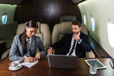 商务人士乘坐头等舱的商务航班，了解商务和流动的工作概念