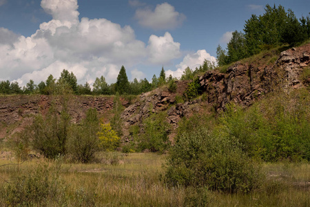 波兰holly cross山旧封闭采石场地质结构上的树木景观