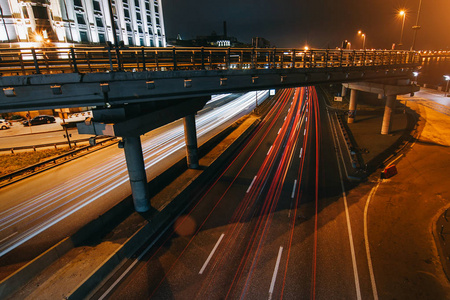 乌克兰基辅的交通公路系统在黄昏时长时间暴露。 繁忙道路上的汽车小径。