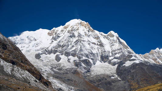 安纳普尔纳地区的喜马拉雅山景观。 安纳普尔纳峰在喜马拉雅山脉尼泊尔。 安纳普尔纳大本营跋涉。 雪山高峰的安纳普尔纳。