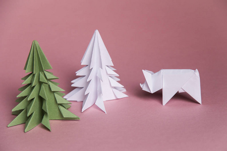 中国十二生肖星座猪年。绿色折纸树和白色猪符号 2019年, 在粉红色的背景, 自由空间的文字, 极简主义。2019年新年快乐, 