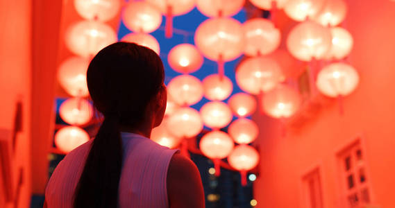 女人看着中秋节的红灯笼图片