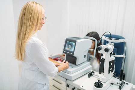 计算机诊断视觉专业选择眼镜。 光学柜视力测试。 病人和医生眼保健会诊眼镜屈光度选择