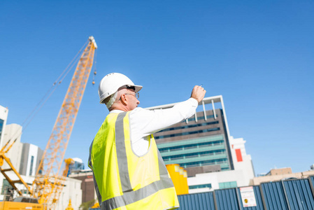 控制室外建筑工地的工程师