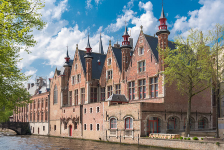 比利时布鲁日运河上美丽的典型房屋