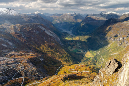 挪威2018年9月18日在Trollstigen山路的观点。 从上面看扭曲的道路。