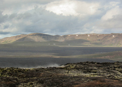 史诗般的景观与干燥僵硬的黑色熔岩仍然蒸在克拉夫拉火山火山火山盖德拉和裂隙带迈瓦顿地区。 冰岛北部钻石圈的热门旅游目的地
