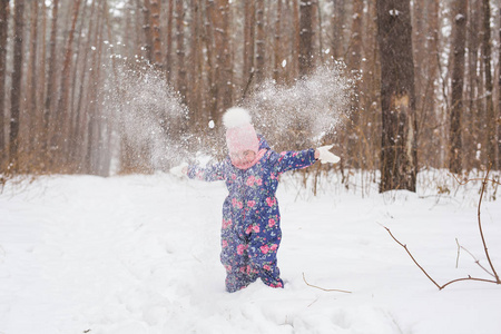 童年和人的概念儿童女孩漫步在冬季户外和投掷雪