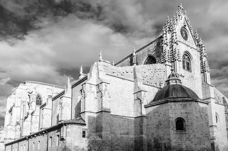 西班牙巴伦西亚哥特式大教堂的景色黑白图像