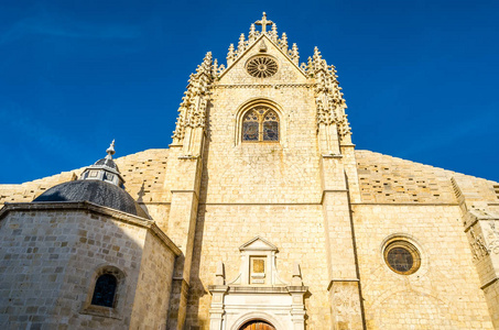 西班牙帕伦西亚卡斯蒂利亚和里昂哥特式大教堂的景色