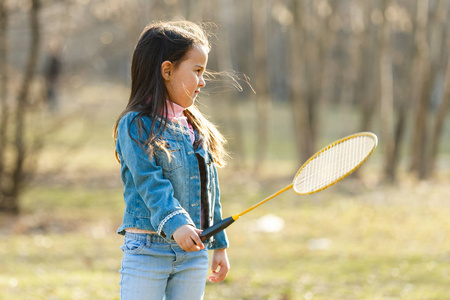 小女孩在公园打羽毛球