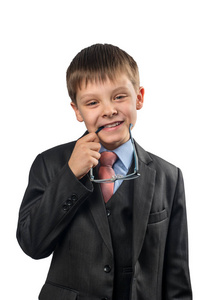 一个男孩戴着白色背景眼镜戴着牙齿的肖像