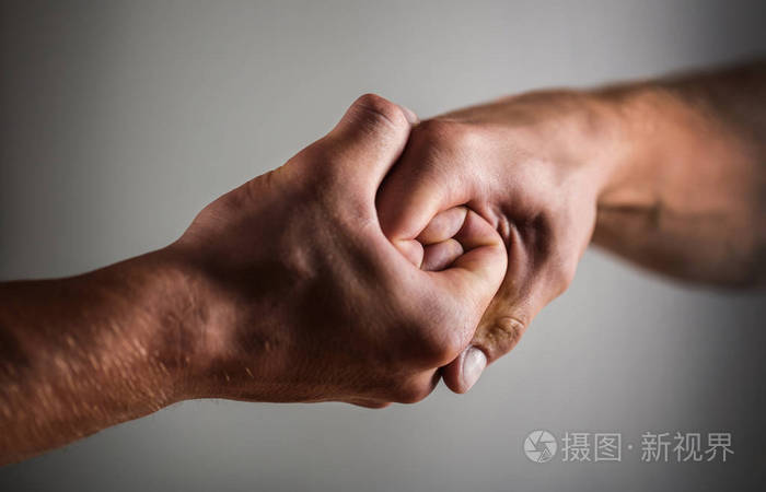 男性握手团结在一起.人帮助手 监护 保护.