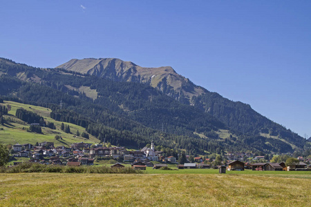 勒摩斯是祖格斯皮兹竞技场上的一个受欢迎的度假胜地，坐落在强大的莱赫塔尔阿尔卑斯山前的装饰环境中