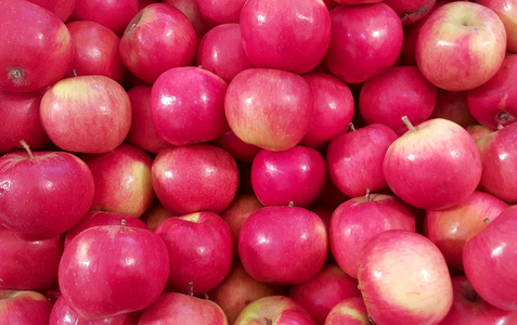 红色成熟甜苹果食品背景。