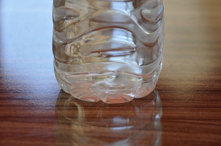 木桌上的一瓶水