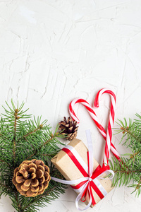 圣诞节或新年装饰背景与松果，冷杉树枝，礼品盒和糖果罐。