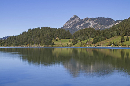 在丹宁海姆山谷的格雷恩和内塞尔韦恩格尔之间，有田园诗般的景色，参观了哈尔登塞湖。
