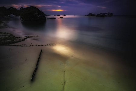 夕阳下的海滩夜景