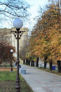 秋天城市里有长凳和灯笼的小巷