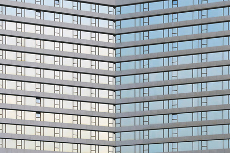 现代城市商务大厦摩天大楼的玻璃灰色方形窗户。 新社区的现代公寓楼。 建筑物纹理的窗户。