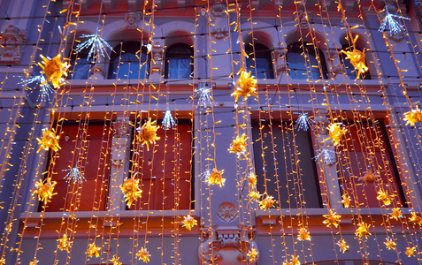 莫斯科Nikolskaya街的圣诞照明装饰。 黄色的星星花环。 城市的假日新年