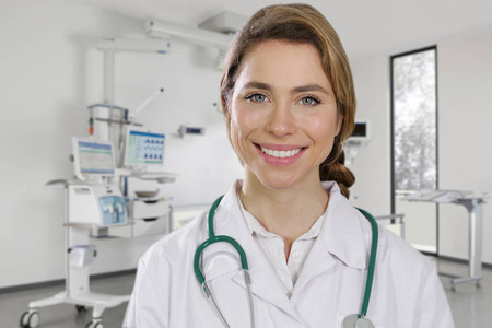 一位穿着白色外套和听诊器微笑着看着白色背景上的相机的女医生的肖像。 概念医生保健对医学的热爱。