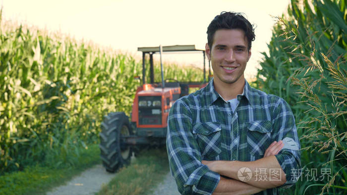 一位美丽的年轻农民(学生)在田间工作的肖像,拖拉机