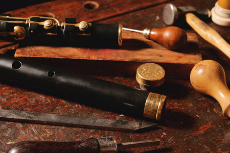 由工匠用来在他自己的实验室里用珍贵的木头或象牙制作的甜美长笛和横件的工具组成。 音乐传统概念