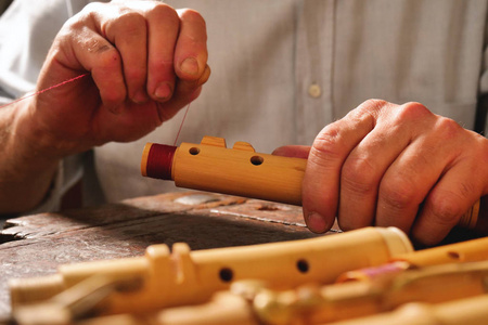 长笛制造者在他自己的实验室里用珍贵的木头或象牙制造纯手工制作的甜美长笛和横笛。 音乐工艺传统