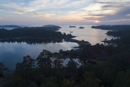 黄昏时观湖岛景观的鸟瞰图