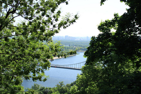 从公园看DNIP RO河。 基辅。 乌克兰。 去城市的旅游桥。