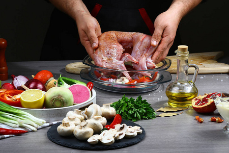 烹饪用厨师的手烤的兔肉, 在黑色背景复制文本食谱的厨房步骤过程