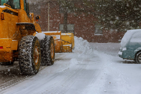 暴风雪过后，推土机清扫街道上的积雪